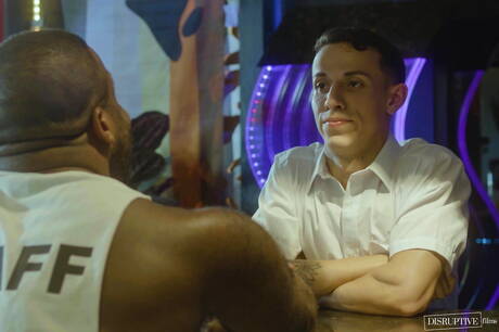 Latijns-Amerikaanse hunk Des Irez en Amerikaanse harige hengst Mason Lear neuken na het zuigen van een lul