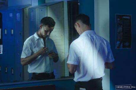 Latijns-Amerikaanse hunk Des Irez en Amerikaanse harige hengst Mason Lear neuken na het zuigen van een lul