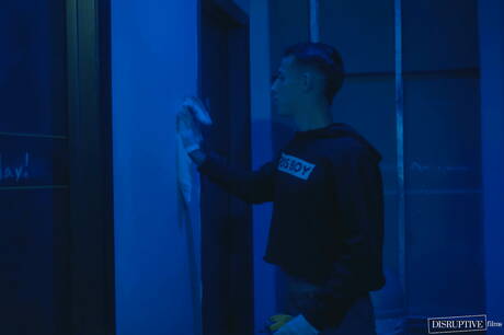 Latijns-Amerikaanse hunk Des Irez en Amerikaanse harige hengst Mason Lear neuken na het zuigen van een lul