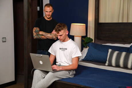 De Amerikaanse harige hengst Christian Wilde en Jack Waters hebben elkaar geneukt