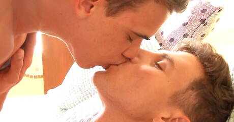 Il super stallone ceco Peter Annaud e il duro slovacco Joaquin Arrenas in un duro sesso anale