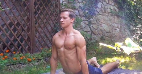 Młody Szwed Henrik Bjorn i czeski husky Bob Marghiela uprawiają miłość na świeżym powietrzu