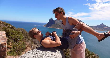 Słowacki młody koleś Kieran Benning i słowacki superogier Eluan Jeunet ruchają się w dupę po obciąganie pod gorącym prysznicem