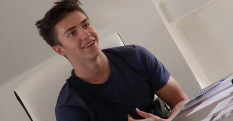 Twardziel Ashton Montana i krzepki facet Cristiano Cruzo ruchają się w dupę po ssaniu na zewnątrz