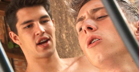 Os gostosos caras tchecos musculosos Antony Lorca e o gostosão Ryan Mckenna em uma foda anal gostosa ao ar livre