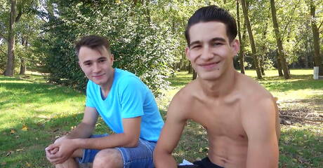 Estudiantes jóvenes dispuestos a follar unos con otros en una casa antigua