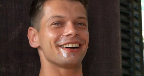 Le beau gosse slovaque Rhys Jagger et le musclé tchèque Hoyt Kogan dans une scène homosexuelle torride