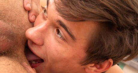 2人のチェコの少年、若いエンリケ・ベラとタフガイのブルース・ケレルが熱い同性愛行為をする