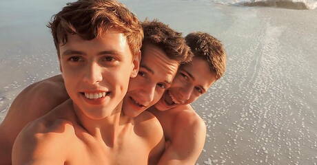 Belami Online: 帥哥Bobby Noiret、Justin Saradon和Jordan Faris在戶外操屁股