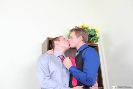 O musculoso americano Trent Diesel fode o cu depois de chupar um pau