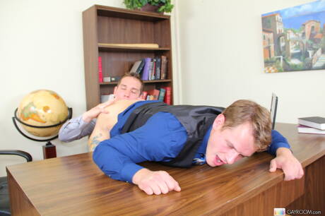 O musculoso americano Trent Diesel fode o cu depois de chupar um pau