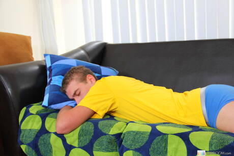 Amerikaanse harige hengst Alexander Greene neukt kont na blowjob op de bank