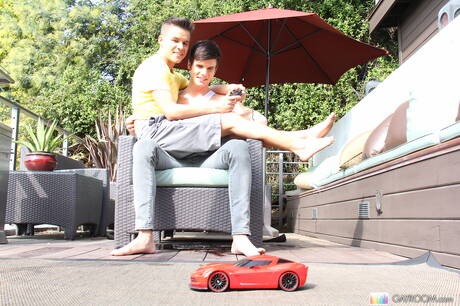 美國年輕男孩 Andy Taylor 在戶外吸吮雞巴後操屁股