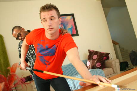 Der kräftige Amerikaner Cameron Adams lutscht und vögelt den Jungen