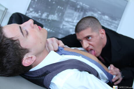 Der junge Amerikaner Alex Vaara wird nach einem Blowjob in den Arsch gefickt