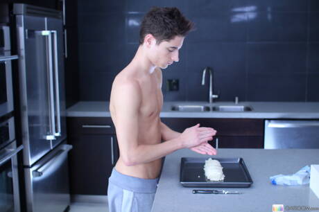 Der junge Amerikaner Alex Vaara wird in den Arsch gefickt, nachdem er in der Küche einen Schwanz gelutscht hat