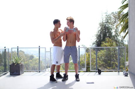 De Latijns-Amerikaanse spierbundel Luke Hass en de knappe Amerikaanse Jd Phoenix zijn dol op elkaar in de buitenlucht