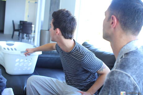 Der junge Amerikaner Devin Dixon bläst und vögelt den Jungen