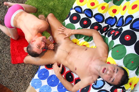 Il ragazzo husky americano Darin Silvers si fa fottere il culo dopo un pompino