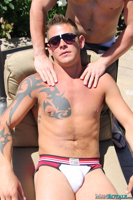 Der lateinamerikanische Muskelprotz Angel Rock und der amerikanische Kraftprotz Jace Chambers in einer heißen homosexuellen Szene im Freien