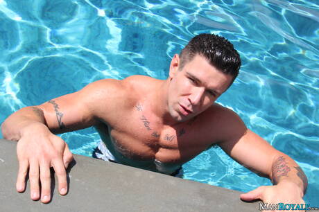 Les Américains sexy, le minet Joey Cooper et le costaud Trenton Ducati ont des relations sexuelles torrides à la piscine