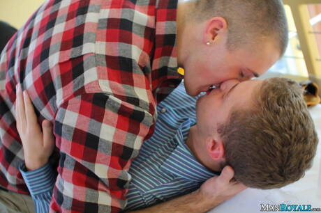 Der muskulöse Conor Kline und der amerikanische Kraftprotz Ian Levine bohren einen Arsch