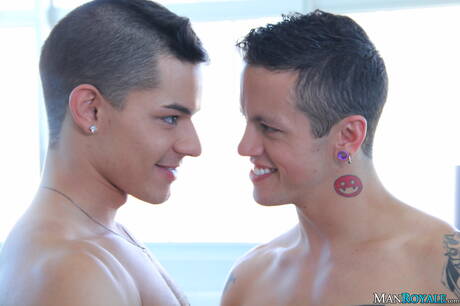 O forte americano Ethan Slade e o forte Tyler Lee perfurando uma bunda