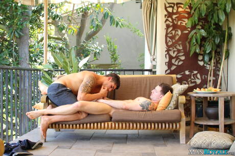 Le beau latino Jimmy Clay et le beau gosse américain Troy Daniels baisent le cul après une pipe