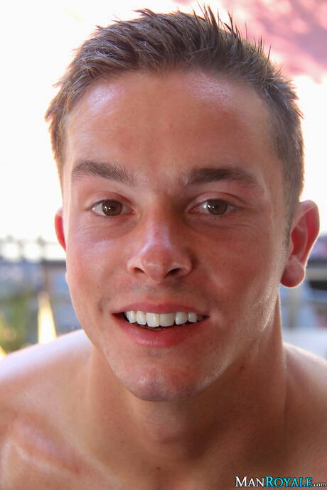 Hengst Jay zieht sich aus und zeigt seinen Hintern in der Badewanne