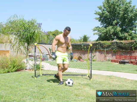 Der gut gebaute Amerikaner Arad Winwin und der muskulöse Aiden Hart ficken den Arsch, nachdem sie draußen geblasen haben