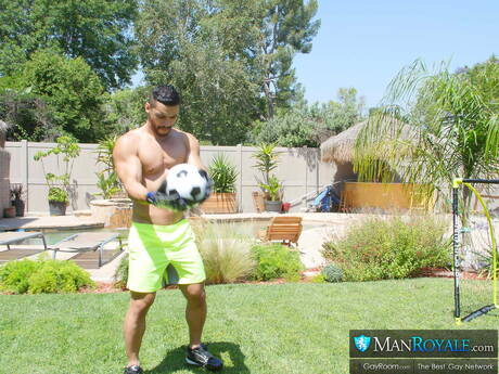 De goed gebouwde Amerikaanse Arad Winwin en de gespierde Aiden Hart neuken elkaar in hun kont na buiten te hebben gepijpt