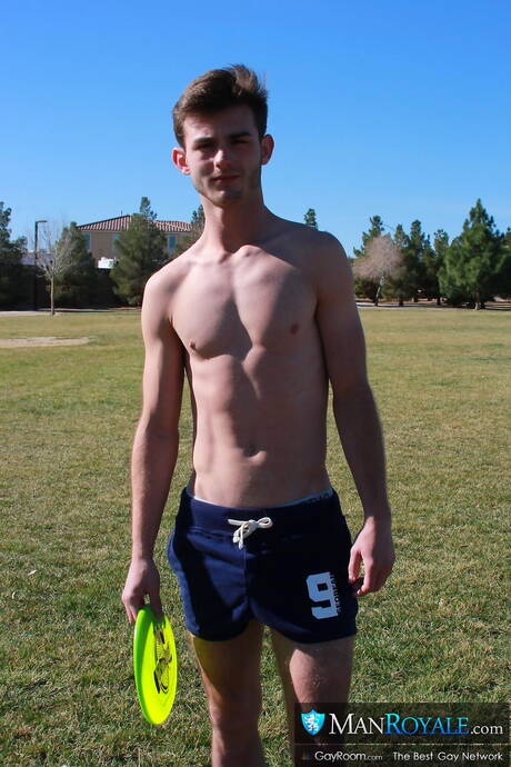 アメリカの若い男ヴィンセント・ジェームズとスタッドアレックス・グレイが屋外でセックスした