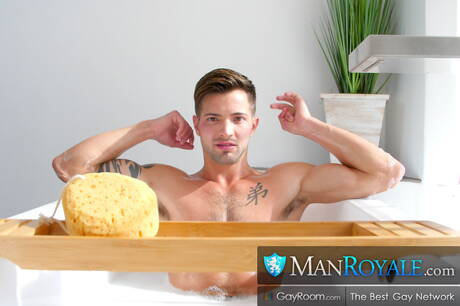 Nice american boys well-built Casey Everett and beefcake Mateo Fernandez fuck ass after sucking in bath