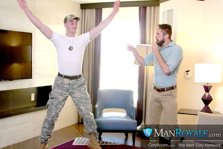 Der muskulöse Amerikaner Wesley Woods und der britische Muskelprotz Michael Boston lutschen und ficken sich gegenseitig