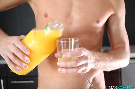 加拿大身材魁梧的克里斯托弗·丹尼爾斯和體格健壯的查爾斯·格雷在廚房裡上演熱辣的同性戀行為