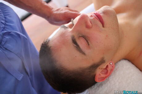 Due ragazzi americani, il toro Tyler Saint e il duro Calvin Koons, hanno una scena di coppia bollente