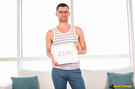 アメリカの可愛い男の子レミ・ミントがチンポをしゃぶった後にアナルファック