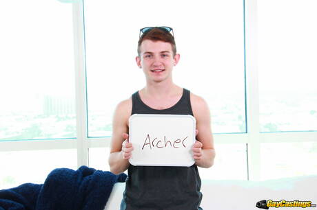 O jovem americano Archer Hart fode a bunda depois de chupar um pau