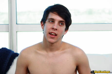 Gut gebauter Troy fickt Arsch nach dem Saugen