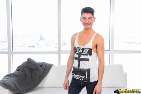 Der starke Tony Holiday bläst und vögelt den Jungen