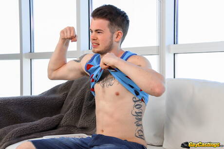 Il muscoloso Robb Johnson si fa fottere il culo dopo un pompino