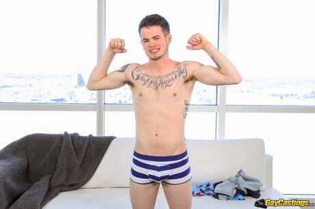 Il muscoloso Robb Johnson si fa fottere il culo dopo un pompino