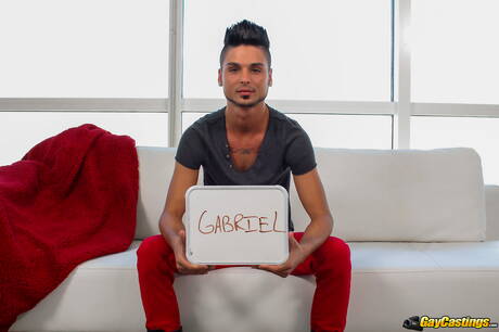 De sexy Latijns-Amerikaanse Gabriel Knight zuigt en neukt de jongen