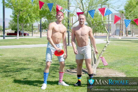 Der gut gebaute Amerikaner Cayden Stone und der starke Mann Beau Maddox ficken nach dem Blowjob im Freien