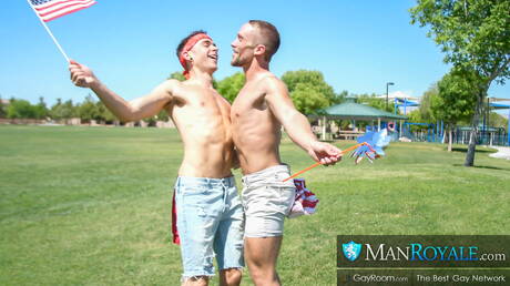 Der gut gebaute Amerikaner Cayden Stone und der starke Mann Beau Maddox ficken nach dem Blowjob im Freien