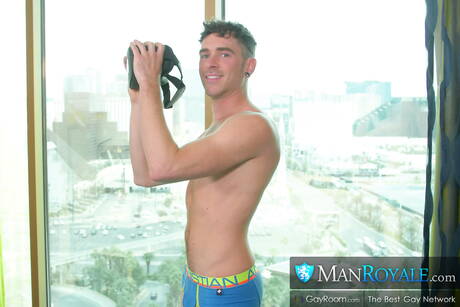 Muskelprotz Cayden Stonetrent Summers wird nach dem Schwanzlutschen gefickt