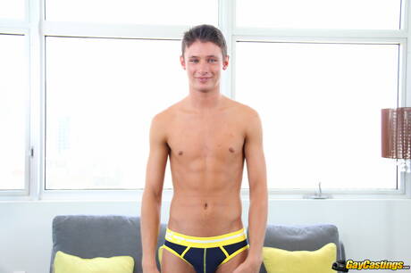 O gostoso Donny transa depois de um boquete na cozinha