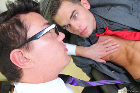 Der starke Mann Seth Roberts wird nach dem Schwanzlutschen in den Arsch gefickt