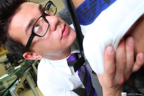 Der starke Mann Seth Roberts wird nach dem Schwanzlutschen in den Arsch gefickt