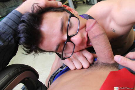 Der starke Mann Seth Roberts wird nach dem Schwanzlutschen in den Arsch gefickt